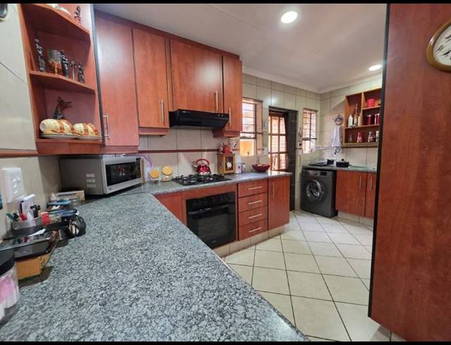 3 BEDROOM SIMPLEX FOR SALE IN LAMBTON
